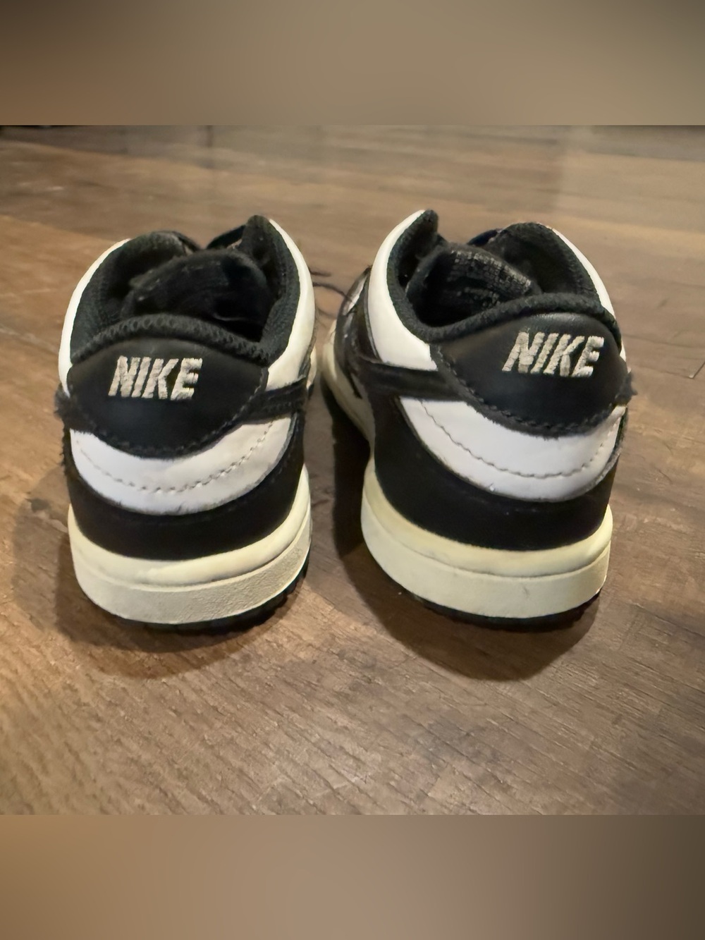 Nike Kids Black and White Low-Top Sneakers with Swoosh Sz(10) - Picture 5 of 7